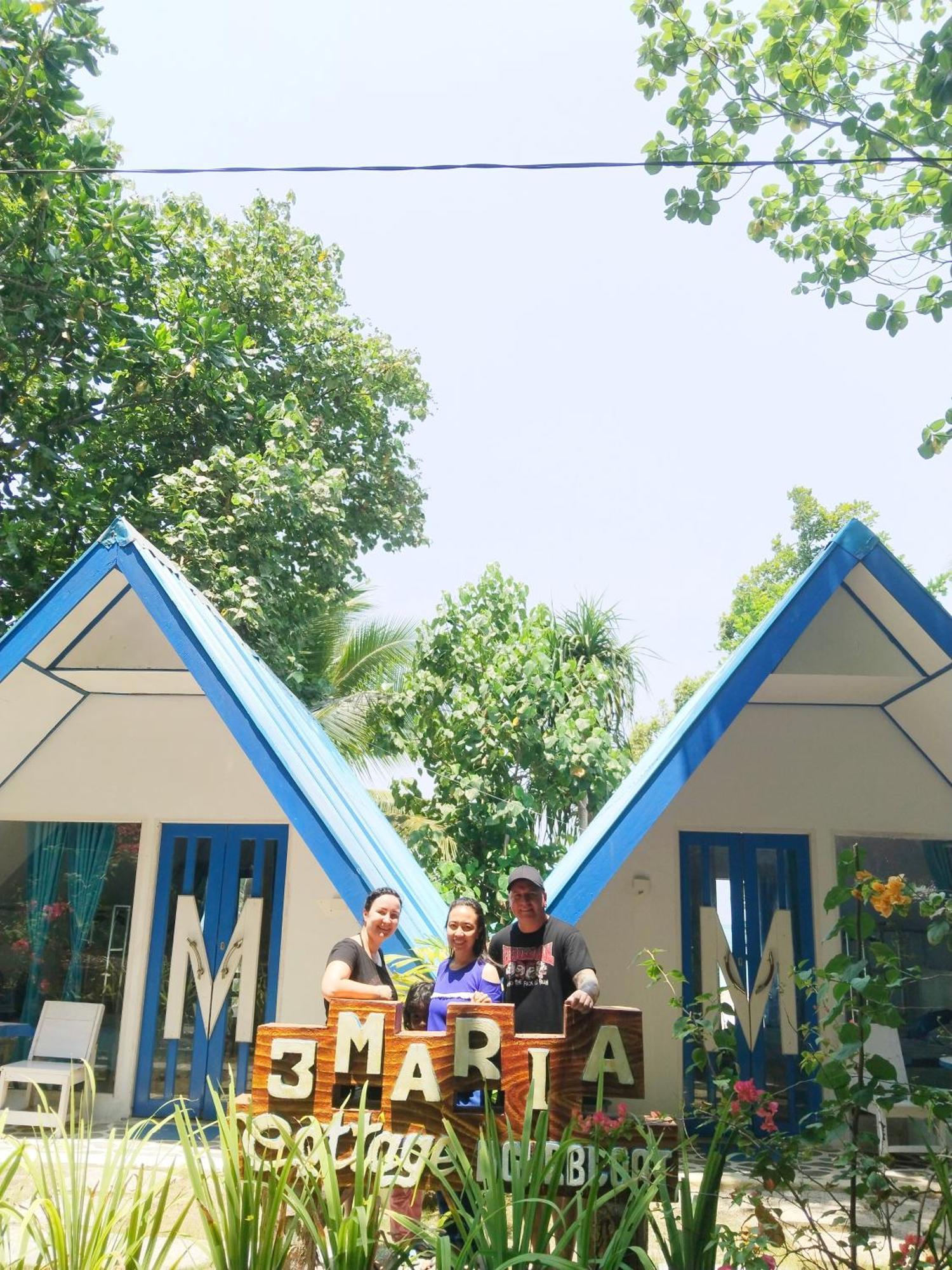 Tria Maria Cottage Ngurbloat Room photo
